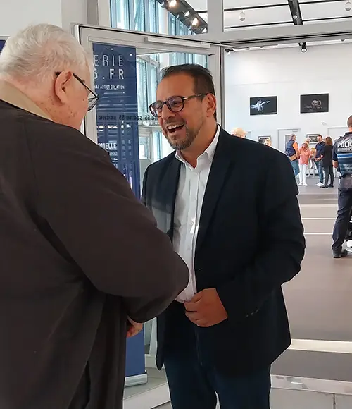 Christophe Ulivieri en train de discuter avec un homme.