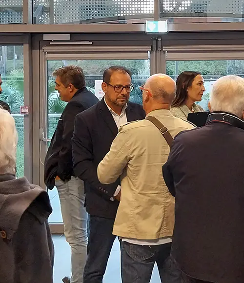 Christophe Ulivieri en train de discuter avec un homme.