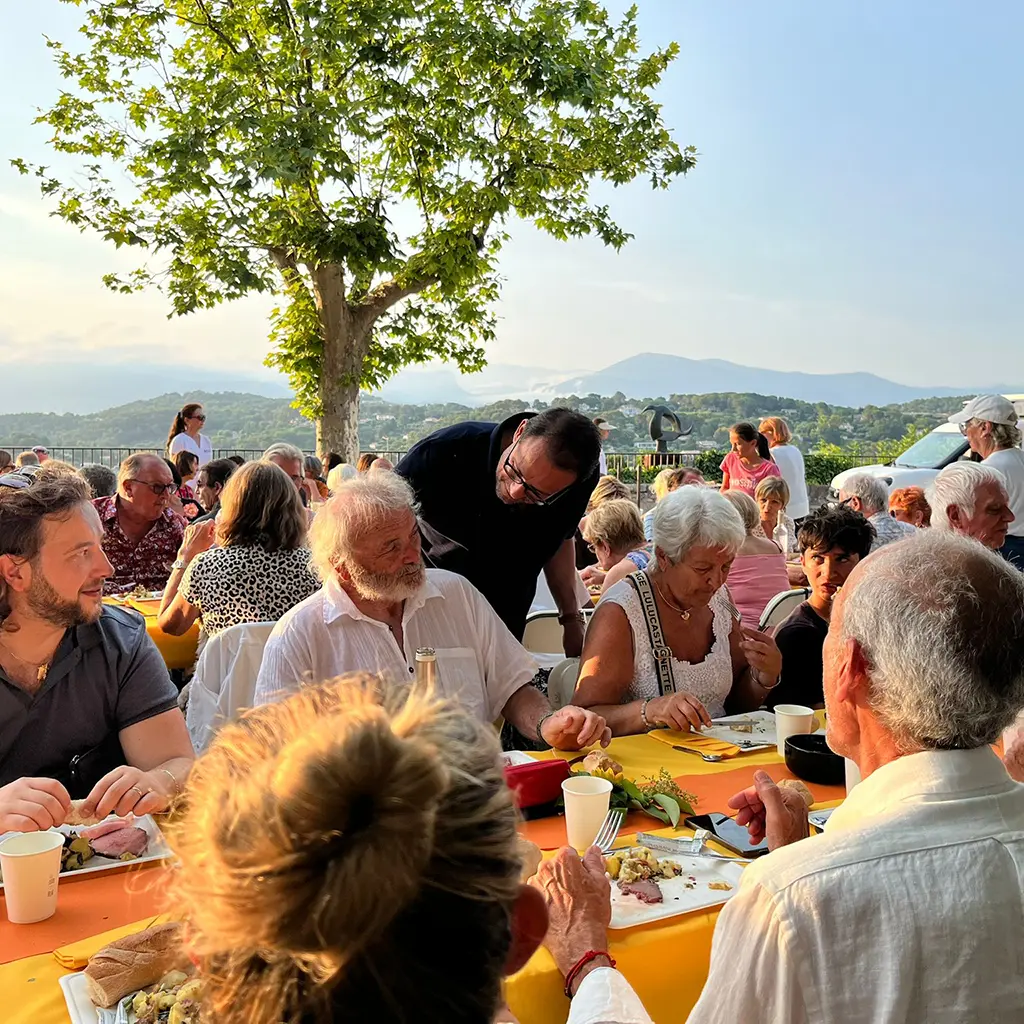 Christophe Ulivieri en train de discuter avec une femme.