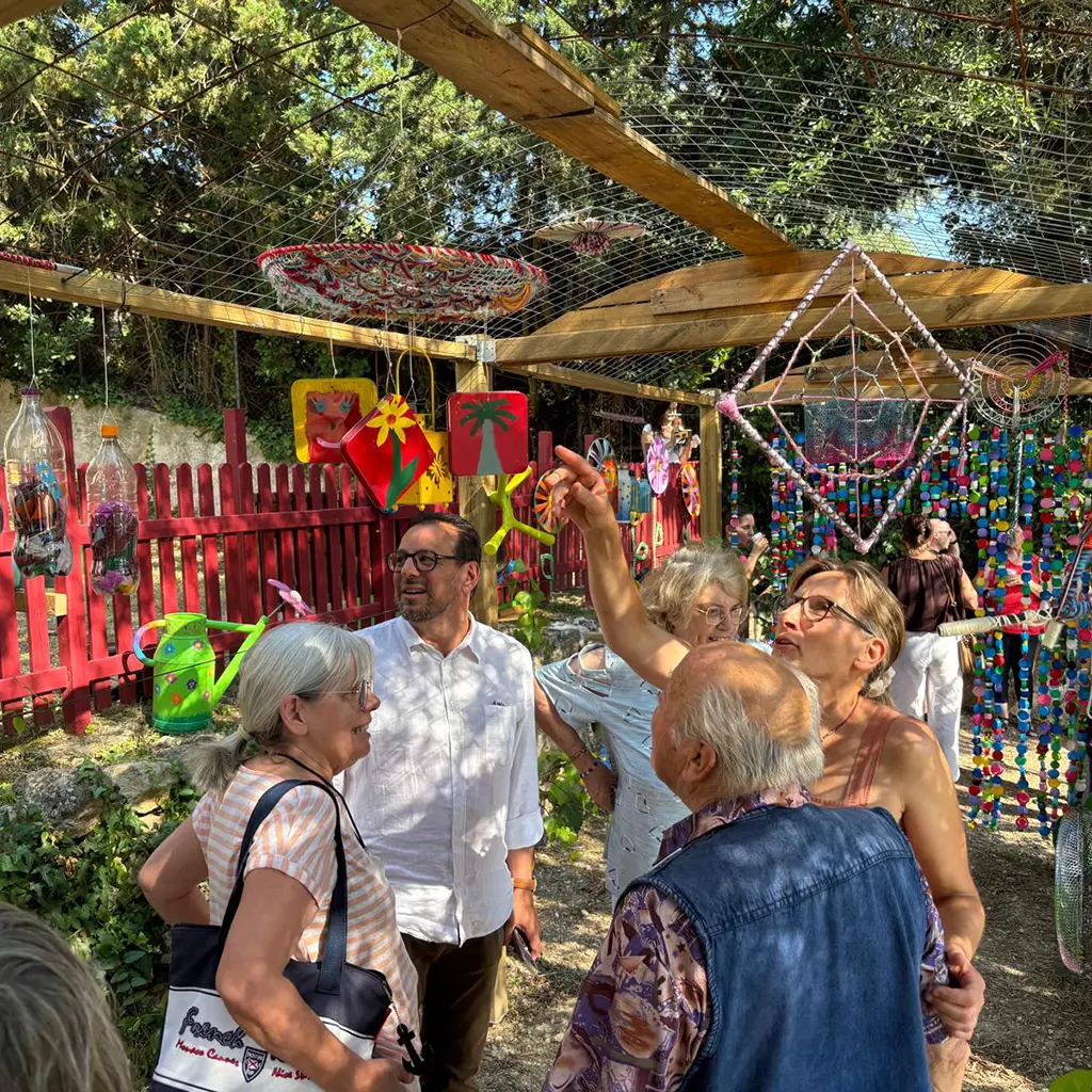 Christophe Ulivieri en train de discuter avec une femme.