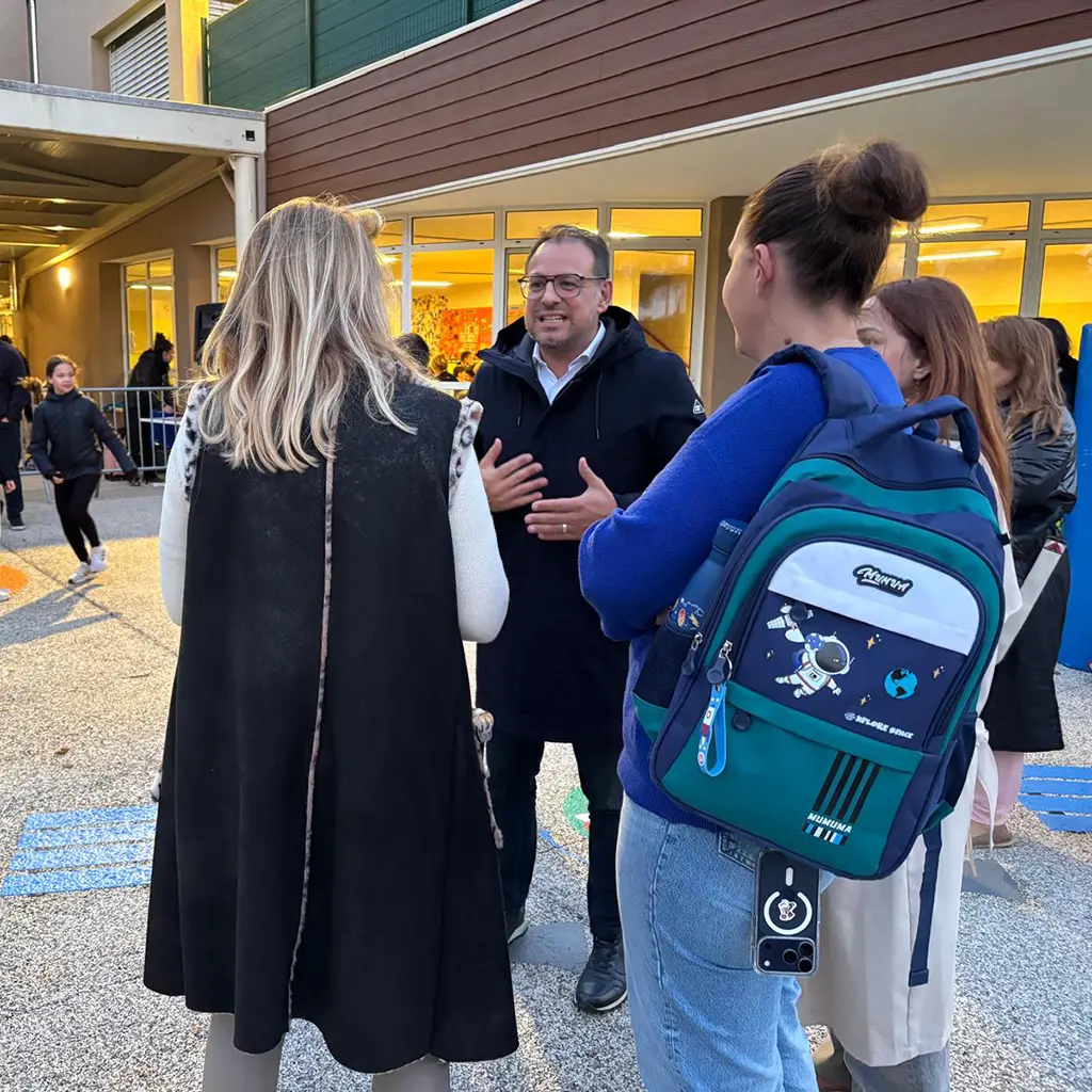 Christophe Ulivieri en train de discuter avec une femme.