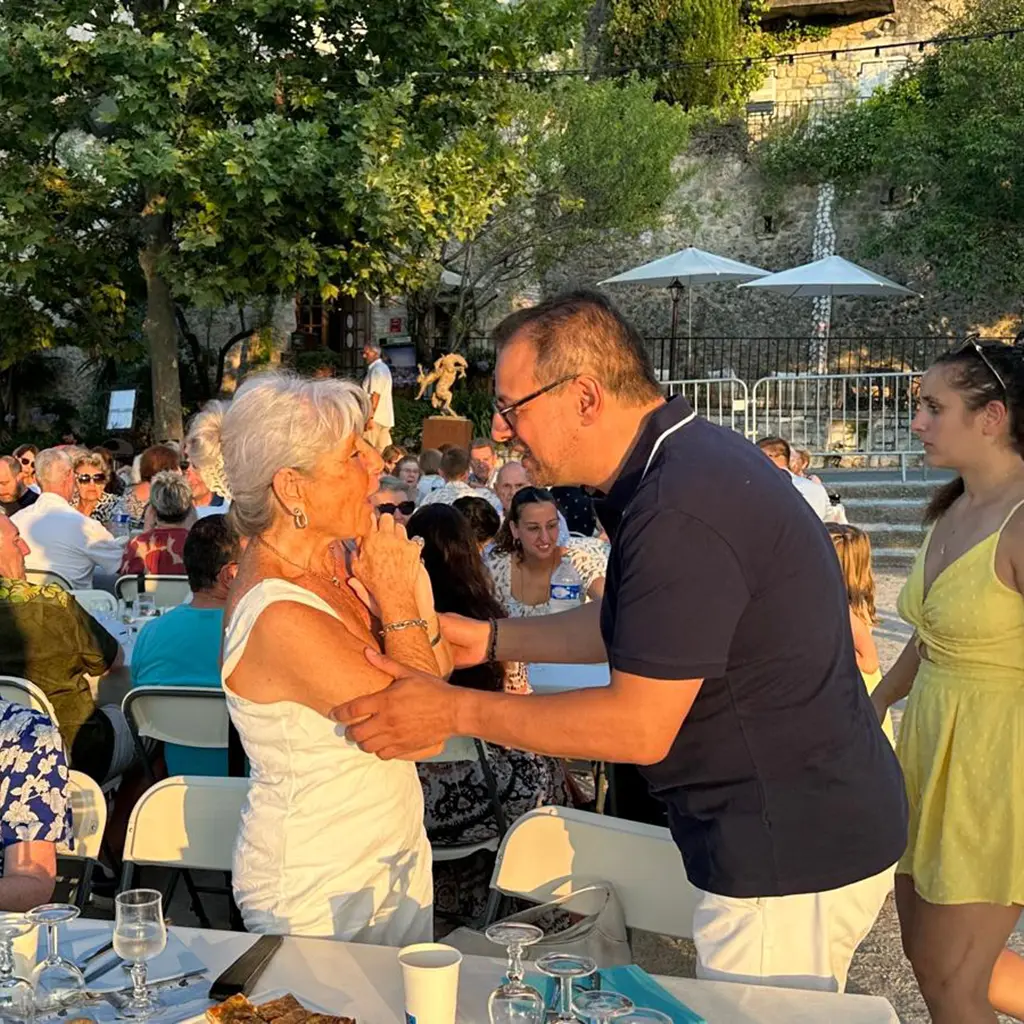 Christophe Ulivieri en train de discuter avec une femme.