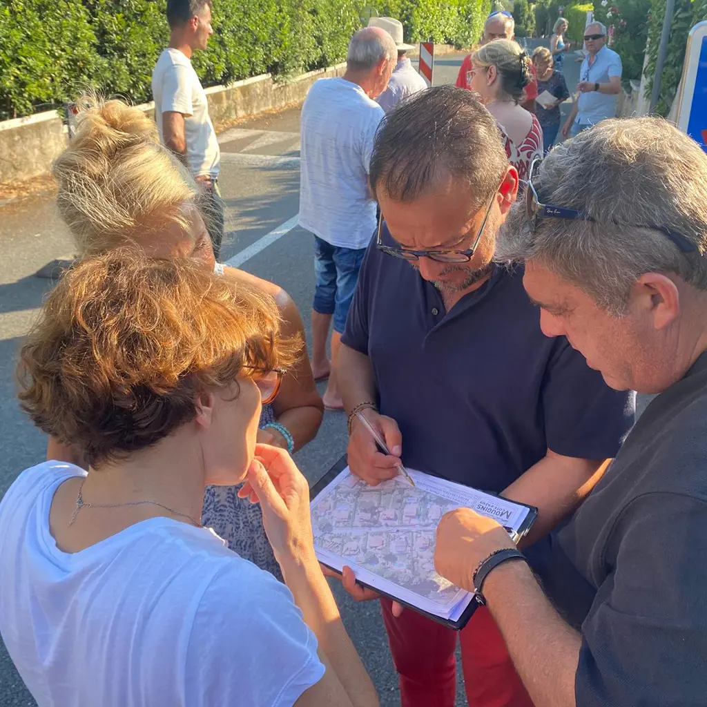 Christophe Ulivieri en train de discuter avec une femme.