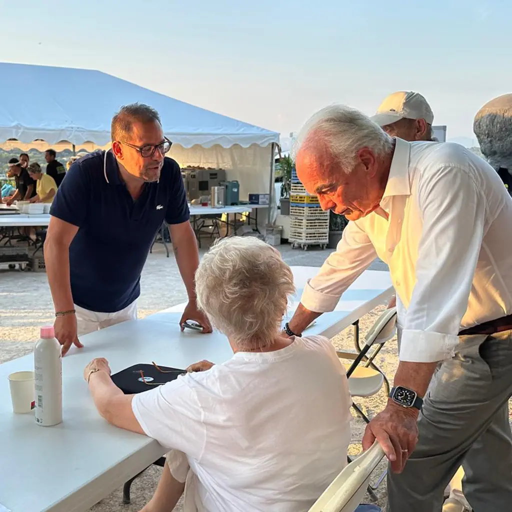 Christophe Ulivieri en train de discuter avec une femme.